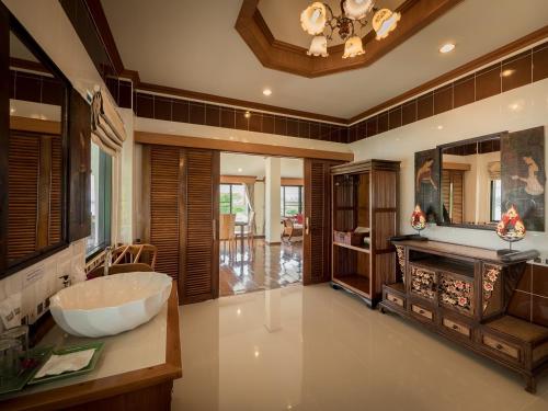a large bathroom with a large tub in a room at Chiangkhan River Mountain Resort in Chiang Khan