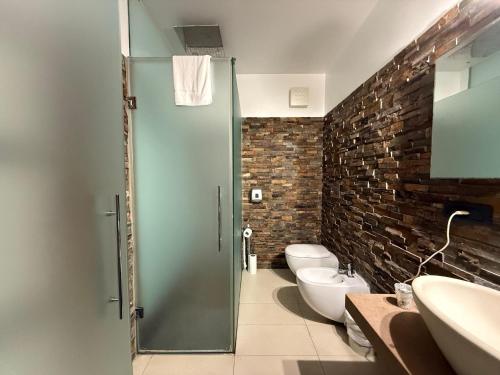 A bathroom at La Gritta srl
