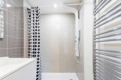 une salle de bain avec douche et lavabo dans l'établissement Superbe F2 Spacieux - Saint Raphael, à Saint-Raphaël