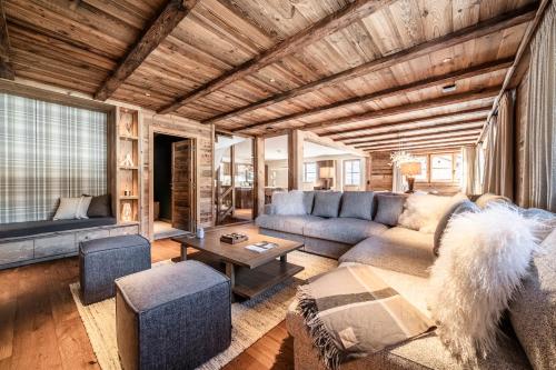 un salon avec un canapé et une table dans l'établissement Chalet Savanna, Les Gets - by EMERALD STAY, aux Gets