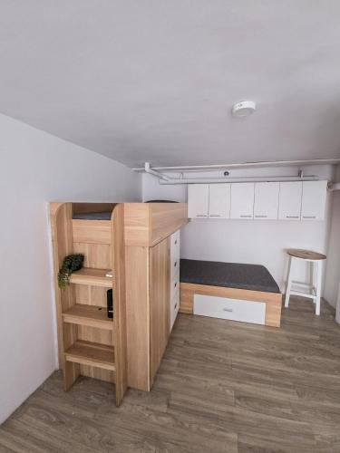 マンダウエ・シティにあるCentro City Loftのデスクとテーブル付きの小さな客室です。