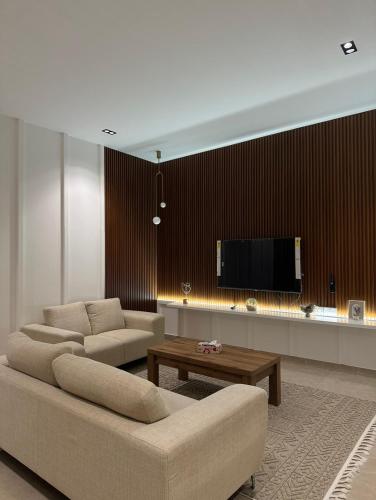 Al Ain Hotel Apartment Family Stay with Balcony and Pool Access