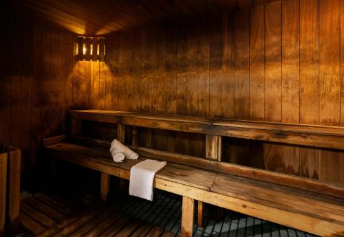 a sauna with a towel on a wooden bench at Hotel Lake House Kinneret in Tiberias