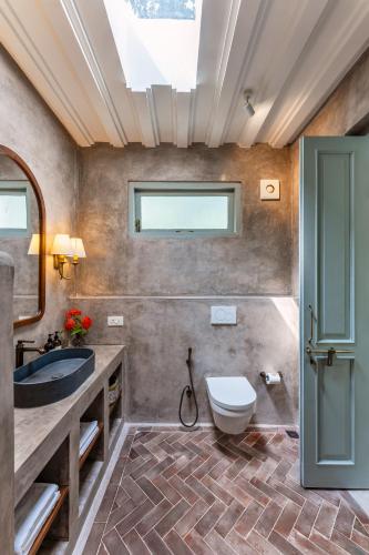 a bathroom with a toilet and a sink at Villa Lluvia 5bhk-Huge Pvt Pool-Caretaker-Bathtub-Big Garden-Genset Backup- Siolim in Oxel