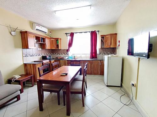 Η κουζίνα ή μικρή κουζίνα στο Pawenzi Serviced Apartments, Shanzu Mombasa