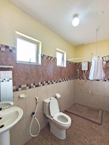 Ένα μπάνιο στο Pawenzi Serviced Apartments, Shanzu Mombasa