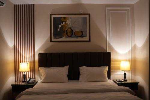 Postel nebo postele na pokoji v ubytování City Hotel Sargodha
