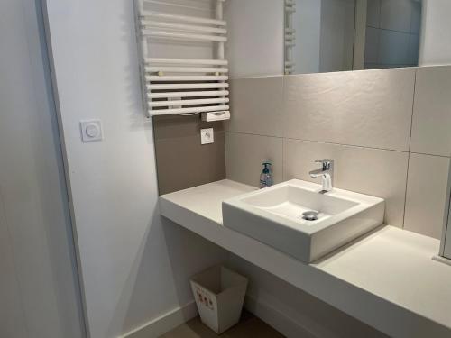 une salle de bain blanche avec un lavabo et un miroir dans l'établissement ღ Plein Soleil En Ré Villa Spacieuse avec Piscine & Wifi, au Bois-Plage-en-Ré