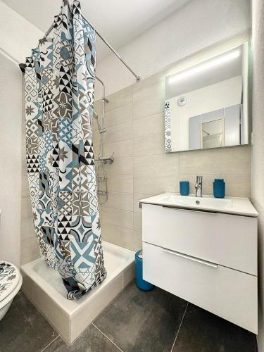 une salle de bain avec un lavabo et un rideau de douche dans l'établissement Nice appartement proche gare Near Basel Wi-fi, à Saint-Louis