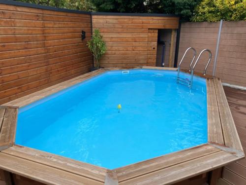 Photo de la galerie de l'établissement Charming house, 7p, 25mn Paris city center, swimming pool, à Houilles