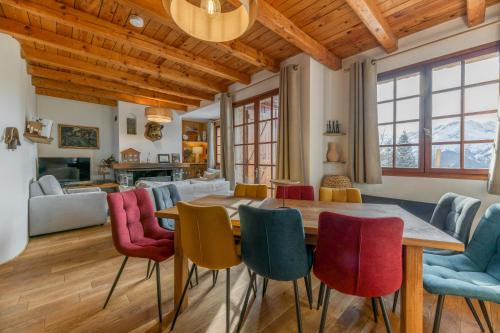 une salle à manger et un salon avec une table et des chaises dans l'établissement Gawal 3, à Villard-Reculas