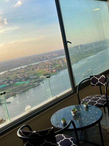 شقة على النيل مباشر بالمعادى 3 غرف الدور 31 فيو الاهرامات