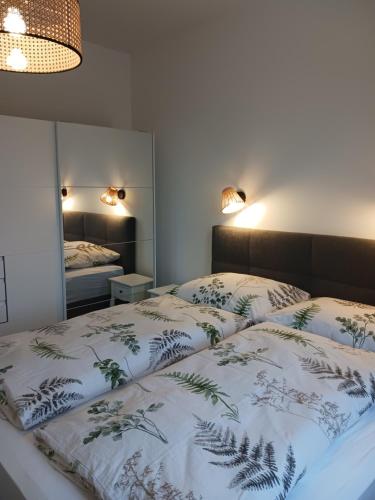 una camera da letto con un letto e uno specchio di Apartments Mexico Puszta - Nähe Neusiedlersee - Seewinkel a Fertőújlak