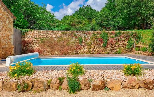 - une piscine en face d'un mur de briques dans l'établissement 2 Bedroom Gorgeous Home In Grassac, à Grassac