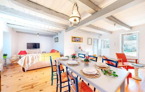 un salon avec une table et des chaises et un lit dans l'établissement 2 Bedroom Gorgeous Home In Grassac, à Grassac