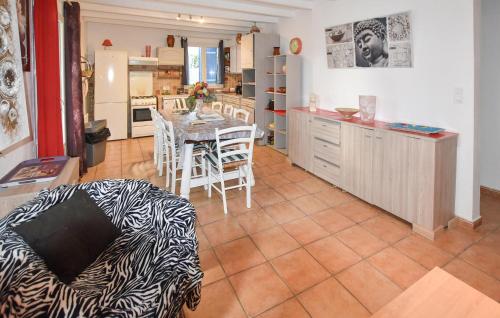 une cuisine et une salle à manger avec une table et des chaises dans l'établissement Lovely Home In Vaison-La-Romaine, à Vaison-la-Romaine