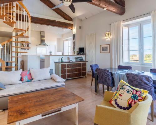 un salon avec un canapé et une table dans l'établissement Résidence Le Moulin de St Rémy 95 m2, à Saint-Rémy-de-Provence