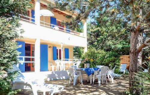 une table et des chaises devant une maison dans l'établissement Stunning Home In Vaison-La-Romaine, à Vaison-la-Romaine