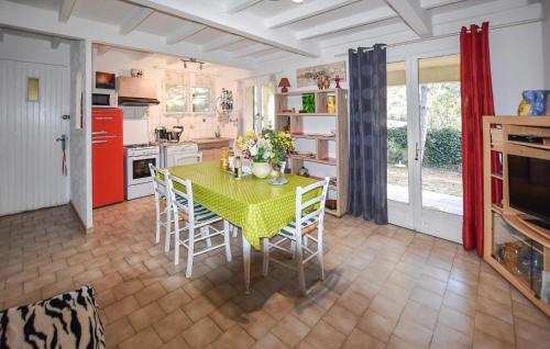 une cuisine avec une table et un chiffon de table jaune dans l'établissement Stunning Home In Vaison-La-Romaine, à Vaison-la-Romaine