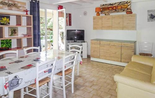 - un salon avec une table, des chaises et une télévision dans l'établissement Stunning Home In Vaison-La-Romaine, à Vaison-la-Romaine