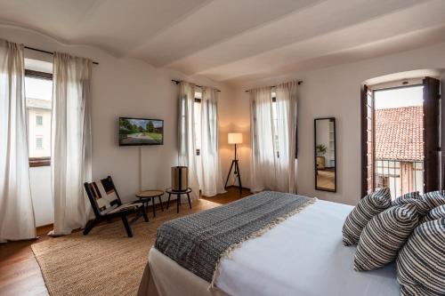 a bedroom with a bed and a table and chairs at Les Arcs in Agrate Conturbia