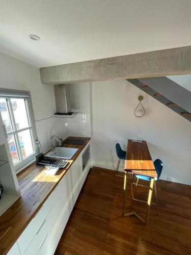 - une cuisine avec une table en bois et un comptoir dans l'établissement Little Lewis by Home&Art, à Montpellier