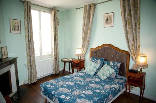 une chambre avec un lit et une fenêtre dans l'établissement Maison accueillante à Auxerre de 50 m² avec jardin, à Auxerre