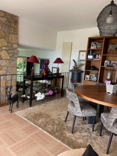 un salon avec une table et des chaises dans l'établissement Architect's house 100m2 sea view, terraces 35m2, au Cannet