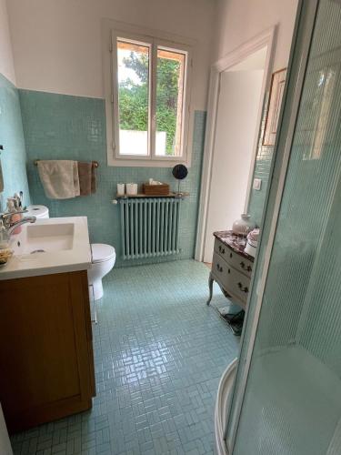 une salle de bain avec une douche, un lavabo et des toilettes dans l'établissement Architect's house 100m2 sea view, terraces 35m2, au Cannet