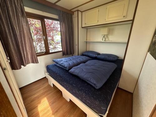 Un pat sau paturi într-o cameră la Beach Resort Nieuwvliet Bad - NV 1204