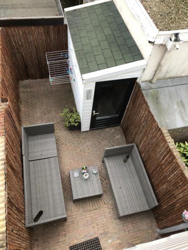 una vista dall'alto di un patio con un tavolo di Happy Home a Zandvoort