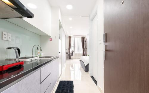 eine Küche mit Spüle und Arbeitsplatte in der Unterkunft Summerset Saigon - The Perfect Place to Live in District 1 in Ho-Chi-Minh-Stadt