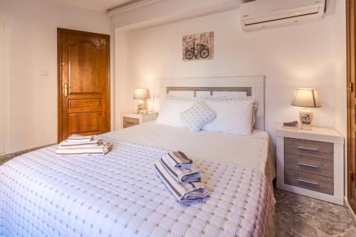 A bed or beds in a room at Apartamento Mágico Javea Arenal