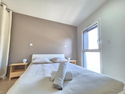 Postel nebo postele na pokoji v ubytování Lana #Clim#Terrasse - Meublé classé 3étoiles