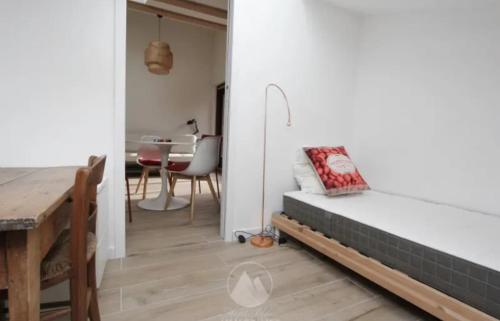 une chambre avec un lit et une salle à manger avec une table dans l'établissement Appartement 2 chambres - Les Houches, aux Houches