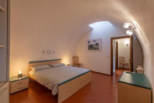 a bedroom with a bed and an arched ceiling at Appartamento Aquila D'oro in Vipiteno