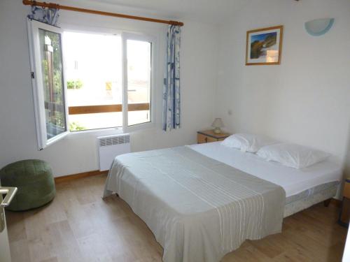 une chambre avec un lit et une grande fenêtre dans l'établissement 85m2 villa with garden and private pool, à Vias