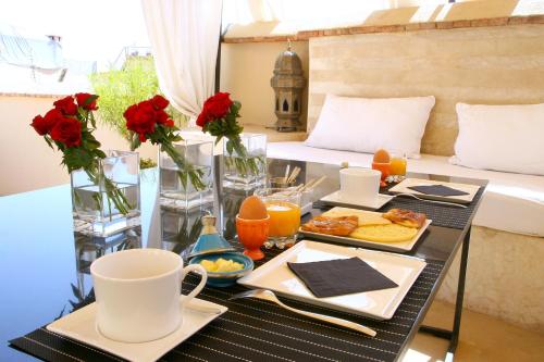 taca ze śniadaniem na stole na balkonie w obiekcie Riad Dar Asam w Marakeszu