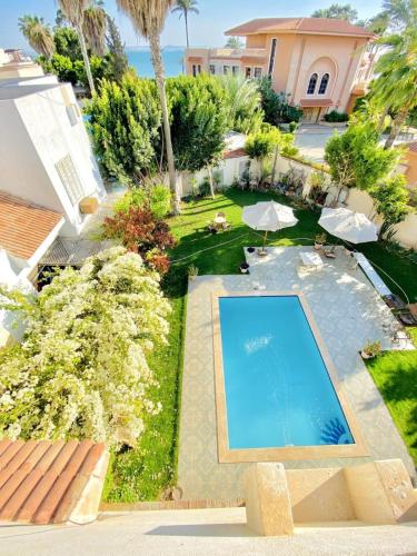 Bazén v ubytování Villa alkayan in fayed nebo v jeho okolí