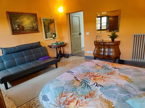 a living room with a couch and a table at Panoramic Suites - Casa degli Artisti in Citerna