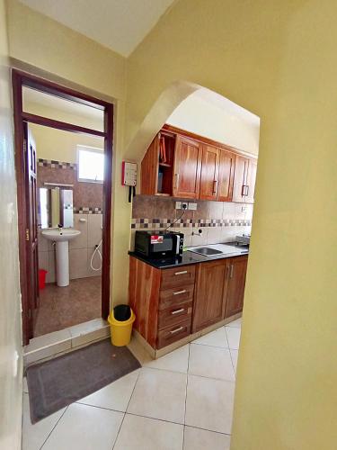 Η κουζίνα ή μικρή κουζίνα στο Pawenzi Serviced Apartments, Shanzu Mombasa