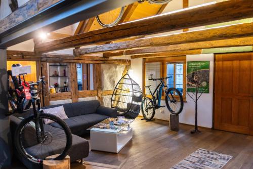 a living room with a couch and a bike on the wall at Sahlihuus Unterkunft in Köniz