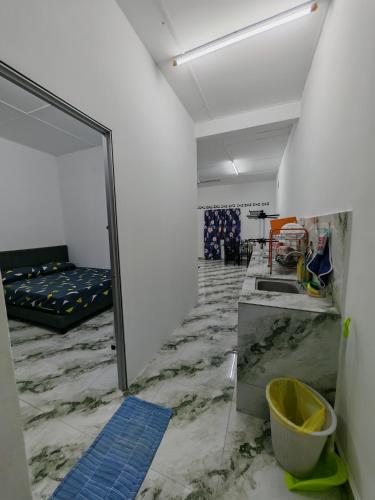 バンティングにあるHomestay Banting #7, TUTUP SEMENTARAの廊下(ベッド1台、鏡付)