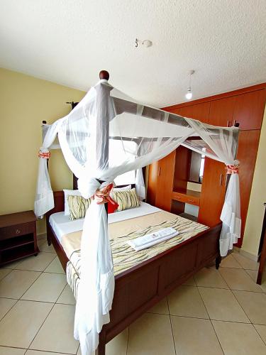 Ένα ή περισσότερα κρεβάτια σε δωμάτιο στο Pawenzi Serviced Apartments, Shanzu Mombasa