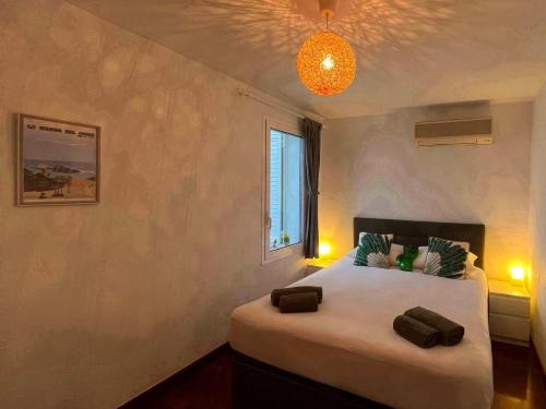 Un dormitorio con una cama grande y una ventana. en Penthouse apartment - Mojacar Pueblo - 1 Bedroom - Sleeps 2 - R105, en Mojácar