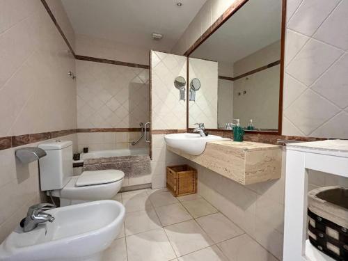 Un baño con inodoro, lavabo y espejo. en Penthouse apartment - Mojacar Pueblo - 1 Bedroom - Sleeps 2 - R105, en Mojácar