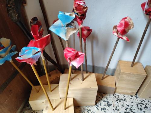 a group of origami flowers on wooden sticks at Panoramic Suites - Casa degli Artisti in Citerna