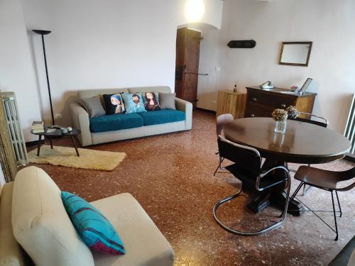 a living room with a couch and a table at Panoramic Suites - Casa degli Artisti in Citerna