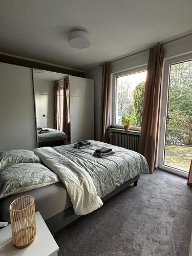 เตียงในห้องที่ Entspannung am Niederrhein - großes helles Haus mit Kamin