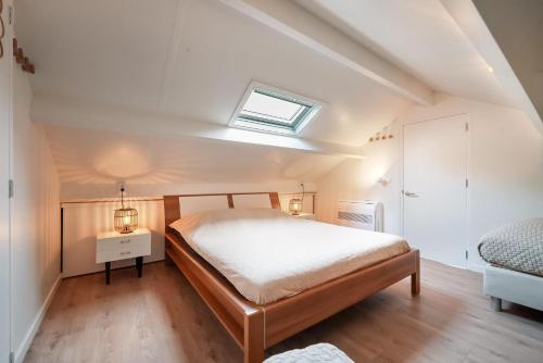 Postel nebo postele na pokoji v ubytování West Nieuwlandseweg 25A - Ouddorp - Poolvilla Zilt & Zoet